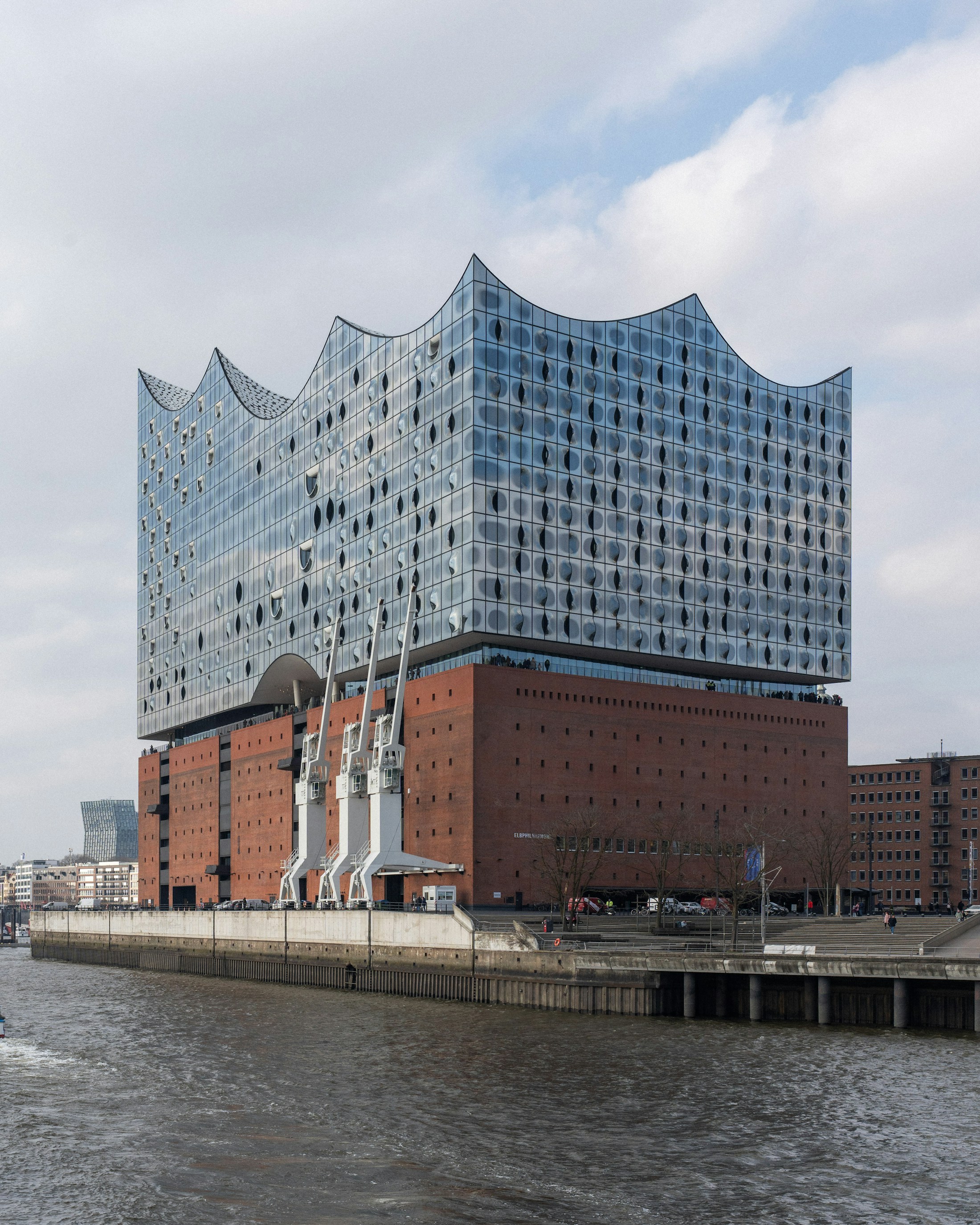 Elbphilharmonie am Hamburger Wasser